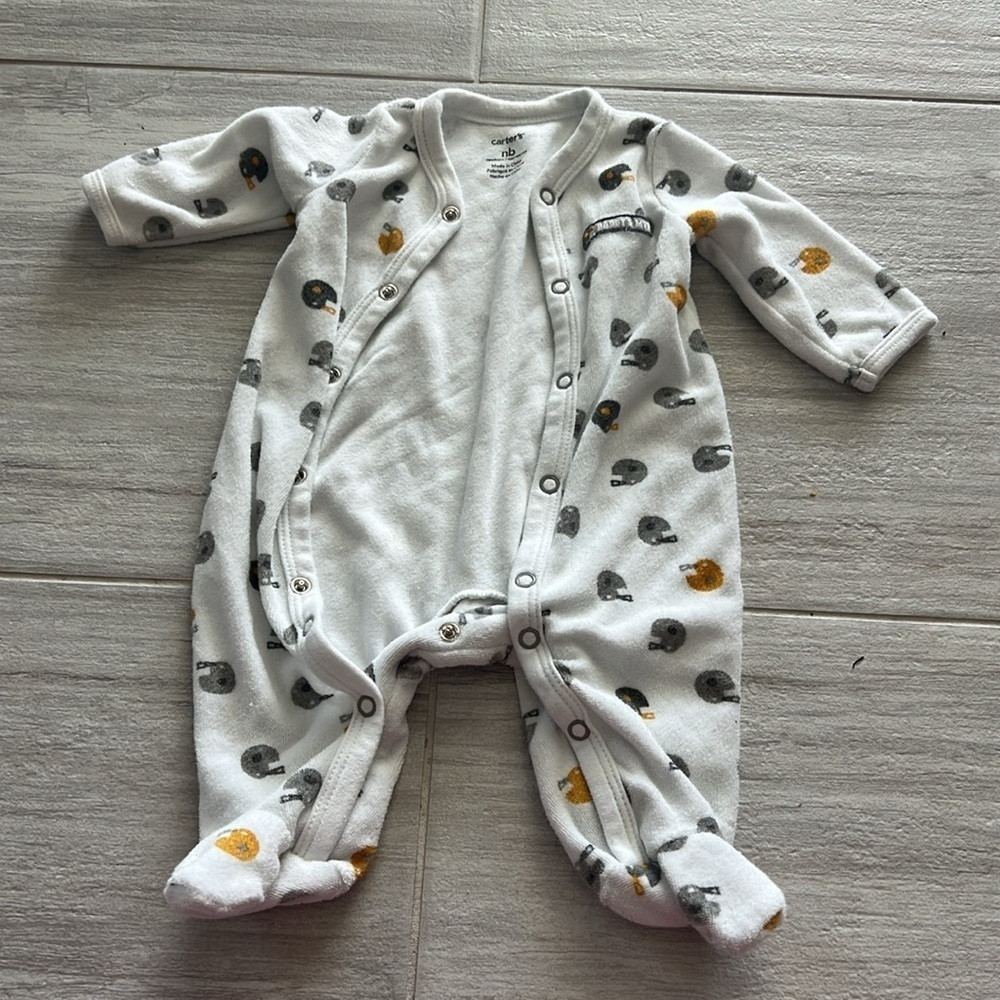 Carter’s Newborn 0M white pajamas babies football & puppies snap closure - Picture 4 of 10